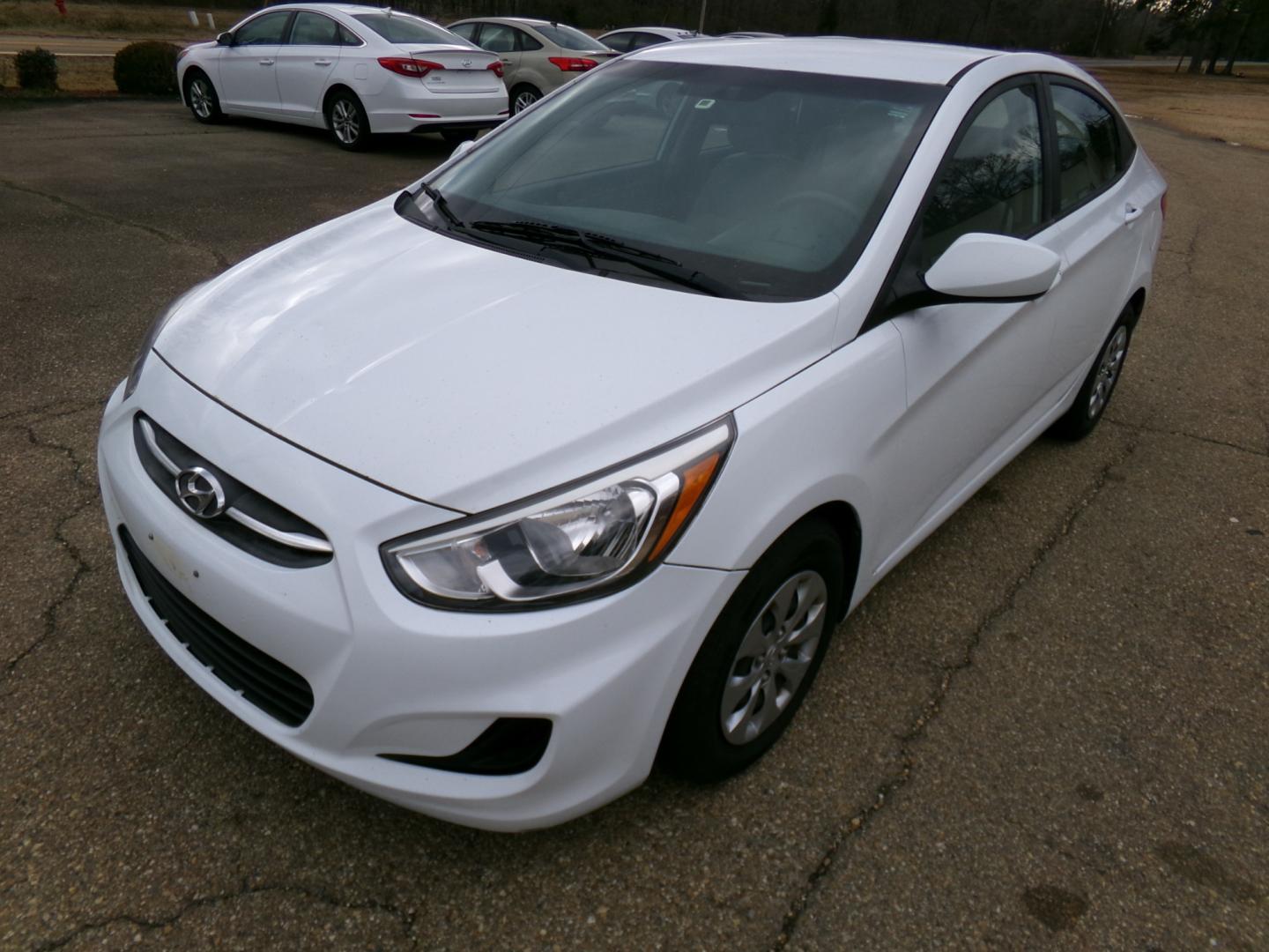 2017 White /Gray Hyundai Accent SE 4-Door 6M (KMHCT4AE8HU) with an 1.6L L4 DOHC 16V engine, 6-speed automatic transmission, located at 401 First NE, Bearden, AR, 71720, (870) 687-3414, 33.726528, -92.611519 - Photo#0